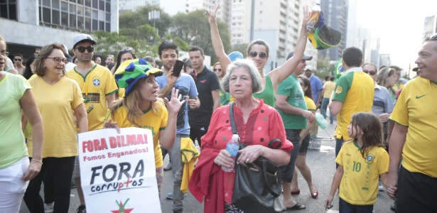 16.ago.2015 - Simpatizante do governo em meio a protesto contra Dilma, em SP - Alex Silva/Estadão Conteúdo