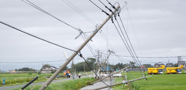 Postes e linhas de transmissão de energia foram danificados na cidade de Saga, no Japão, devido aos fortes ventos causados pelo tufão Goni - Kyodo/Reuters