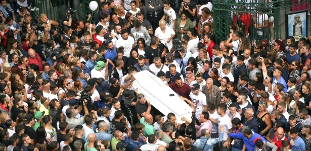 Multidão acompanha funeral de Gennaro Cesarano em Nápoles (Itália), no último dia 11. Genny, 17, foi enterrado em meio a um forte esquema de segurança, depois de morrer em um tiroteio com a polícia