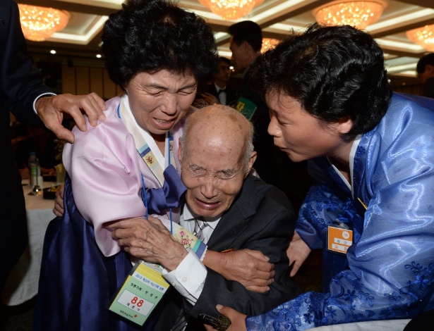 Norte-coreano Chae Hun-sik (centro) se reencontra com parentes da Coreia do Sul - The Korea Press Photographers Association
