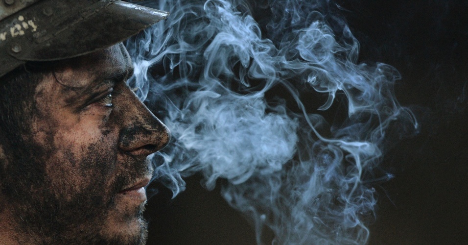 30.out.2015 - Mineiro fuma cigarro após a sua última descida em mina de carvão, na cidade de Petrila, na Romênia