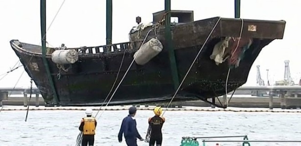 Um dos "barcos fantasmas" que apareceram na costa oeste do Japão - TBS Japão/BBC