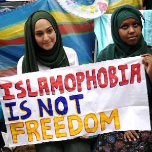"Islamofobia não é liberdade", diz cartaz de manifestantes em Londres - Neil Hall/Reuters