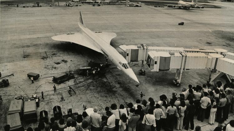 Visitantes do Aeroporto Internacional do Rio de Janeiro observam o avião Concorde