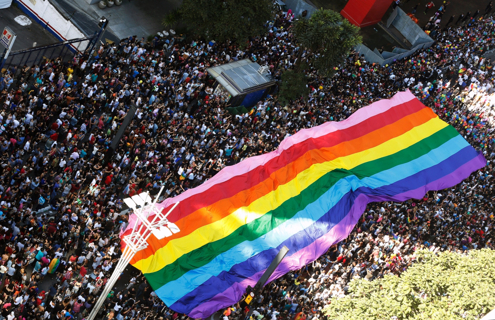 18.jun.2017 - Com a temática da defesa do Estado laico, críticas à atuação da bancada evangélica no Congresso e apoio às "Diretas Já", a 21ª Parada do Orgulho LGBT de São Paulo atrai uma multidão para a avenida Paulista. A expectativa de público é de ao menos 2 milhões de pessoas - LEONARDO BENASSATTO/FRAMEPHOTO/ESTADÃO CONTEÚDO