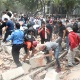 Pessoas removem escombros de prédio destruído pelo terremoto de magnitude 7.1 que atingiu a Cidade do México - ALFREDO ESTRELLA/AFP