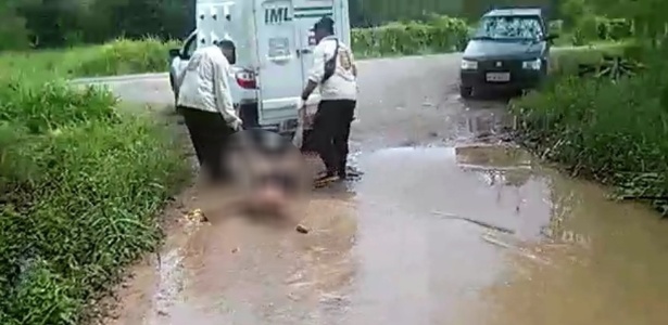 Funcionários do IML de Maceió são flagrados arrastando um corpo pela lama - Reprodução