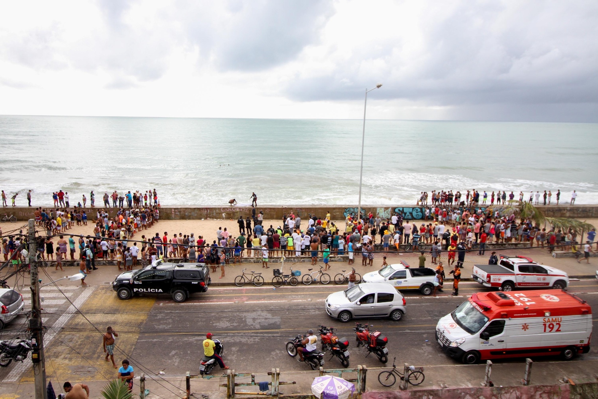 23.jan.2017 - Helicóptero da Globo Nordeste caiu na praia do Pina, zona sul do Recife (PE) - Marlon Costa/Futura Press/Estadão Conteúdo