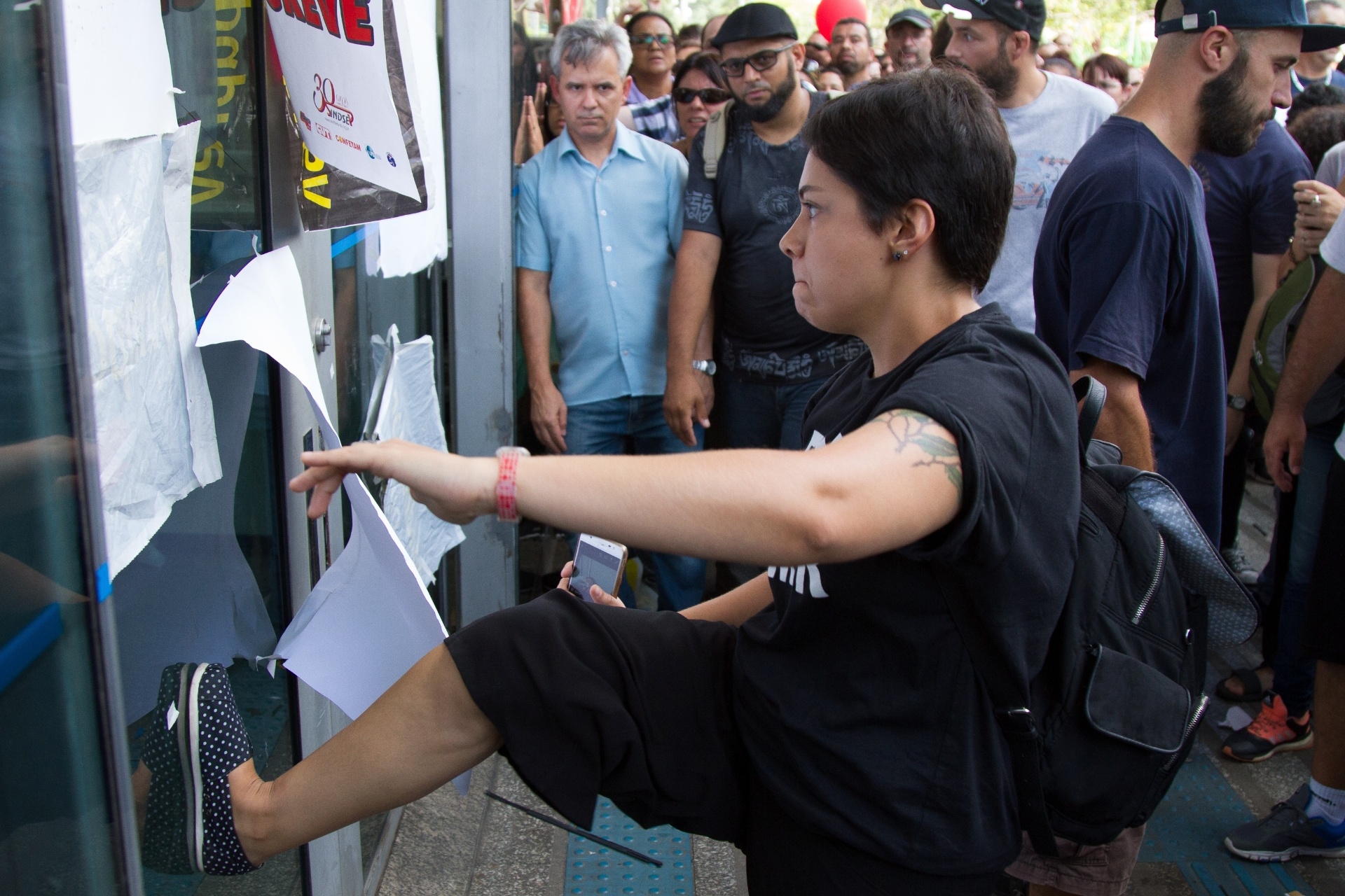 14.mar.2018 - Tumulto no prédio da Câmara Municipal de São Paulo, no centro da capital, nesta quarta-feira, 14. O local sofreu uma tentativa de invasão comandada por professores da rede pública municipal. A categoria tenta pressionar os vereadores a rejeitar o projeto de lei 621, que está em discussão na Câmara Municipal e propõe mudanças na Previdência dos funcionários do município - Kevin David/Estadão Conteúdo