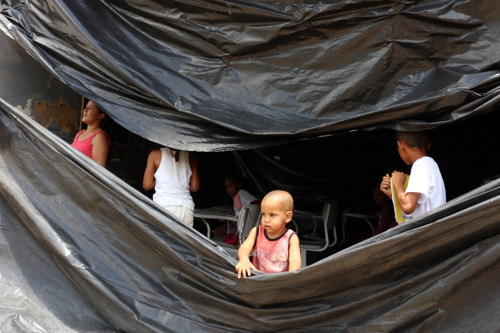5.abr.2018 - As crianças só têm aulas no período da manhã, em Areia (PB), porque o calor da tarde embaixo dos plásticos que servem de teto e paredes são insuportáveis - Francisco França/UOL