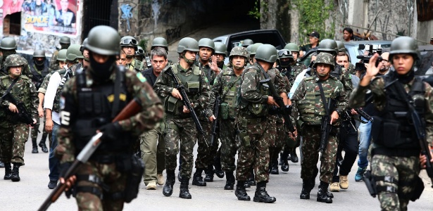 Militares participam de operação na Rocinha, zona sul do Rio, no dia 9 de junho - Fábio  Motta-9.jun.2018/Estadão Conteúdo