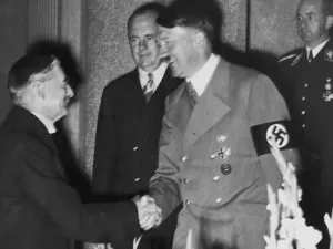 Para Europa, Trump repete erros de pacto com nazistas ao abandonar Ucrânia