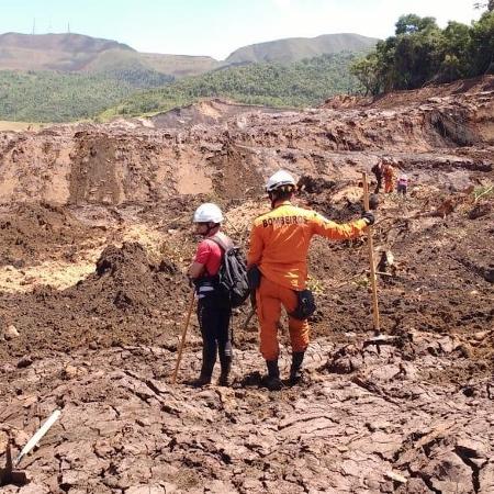 Bombeiros trabalham na lama em busca de vítimas da tragédia em Brumadinho (MG) - Divulgação
