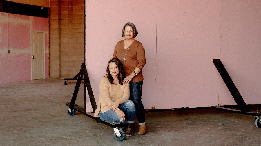 Manndie Tingler, que ajudou a fundar a empresa Khemia, e sua mãe, Teri Moulton, em Sacramento, na Califórnia - Amy Harrity/The New York Times
