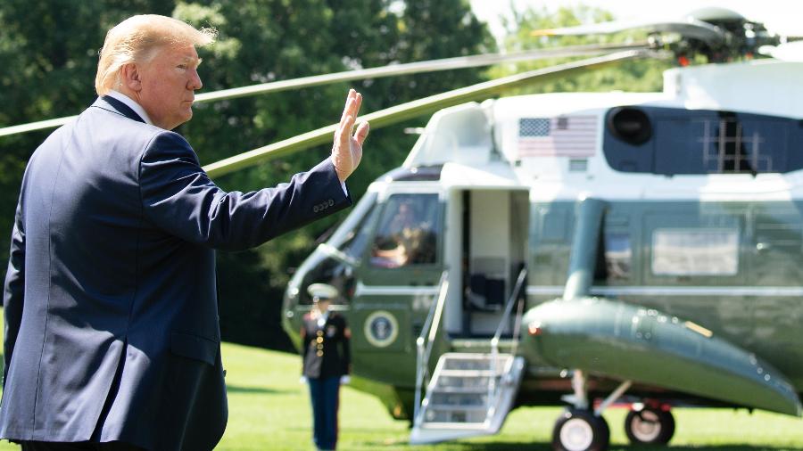 22.jun.2019 - O presidente dos EUA, Donald Trump, acena na Casa Branca antes de decolar no helicóptero Marine One para Camp David - Saul Loeb/AFP