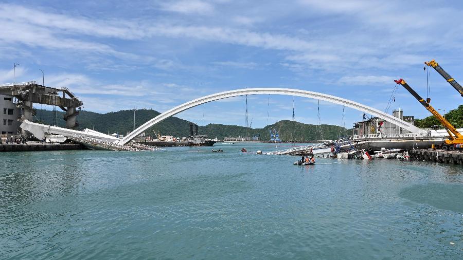 Ponte que colapsou no porto de Nanfang"ao, em Su"ao, Taiwan - Sam Yeh/AFP