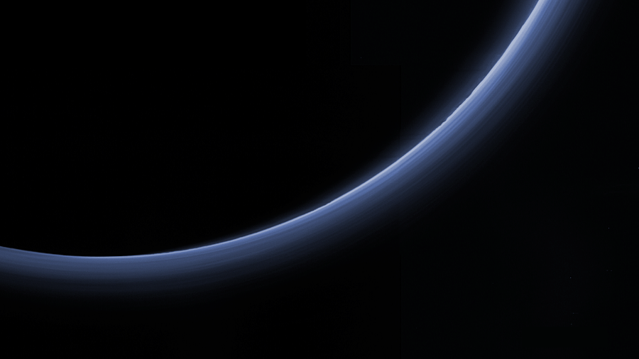Imagem capturada pela sonda New Horizons que mostra as camadas de neblina na atmosfera de Plutão - Divulgação/Nasa