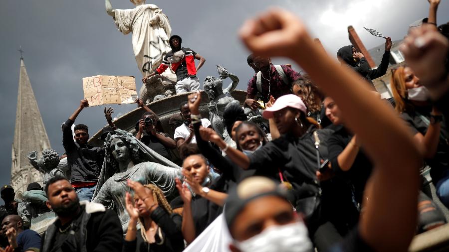 8.jun.2020 - Manifestantes participam de ato contra a violência policial e o racismo, em Nantes (França) - Stephane Mahe/Reuters