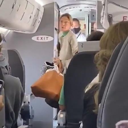 Em vídeo compartilhado no Tik Tok, é possível ouvir os demais passageiros aplaudindo sua saída - Reprodução/TikTok