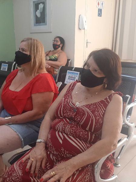 Cláudia e a mãe, Luci, aguardam atendimento em clínica particular em Bonsucesso - data_labe