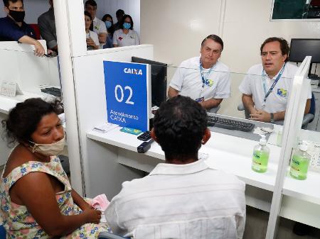 Presidente Jair Bolsonaro ao lado do presidente da Caixa, Pedro Guimarães, durante visita à agência-barco da Caixa na Ilha do Marajó (PA) - Alan Santos/PR