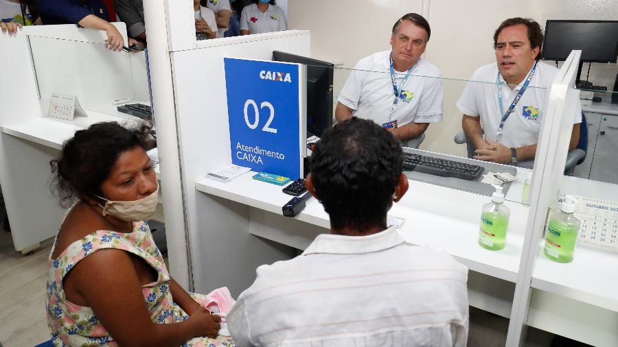 Presidente Jair Bolsonaro ao lado do presidente da Caixa, Pedro Guimarães, durante visita à agência-barco da Caixa na Ilha do Marajó (PA) - Alan Santos/PR