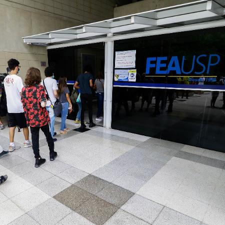 10.jan.2021 - Estudantes, em fila, entram no prédio da FEA-USP, em São Paulo, para participar da primeira fase do vestibular da Fuvest