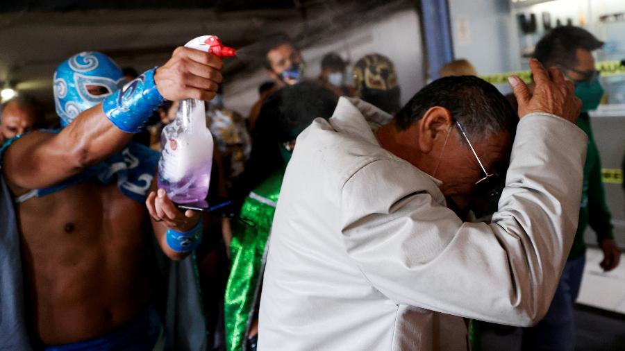 Astros da lucha libre fazem campanha para o uso de máscaras - REUTERS/Carlos Jasso