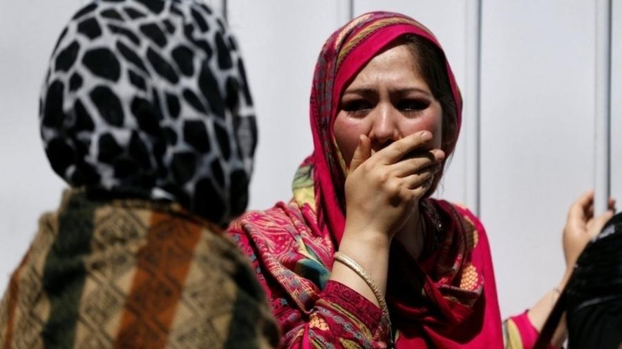 Mulheres muçulmanas choram em frente a um hospital em Kabul após um ataque com caminhão bomba - Reuters
