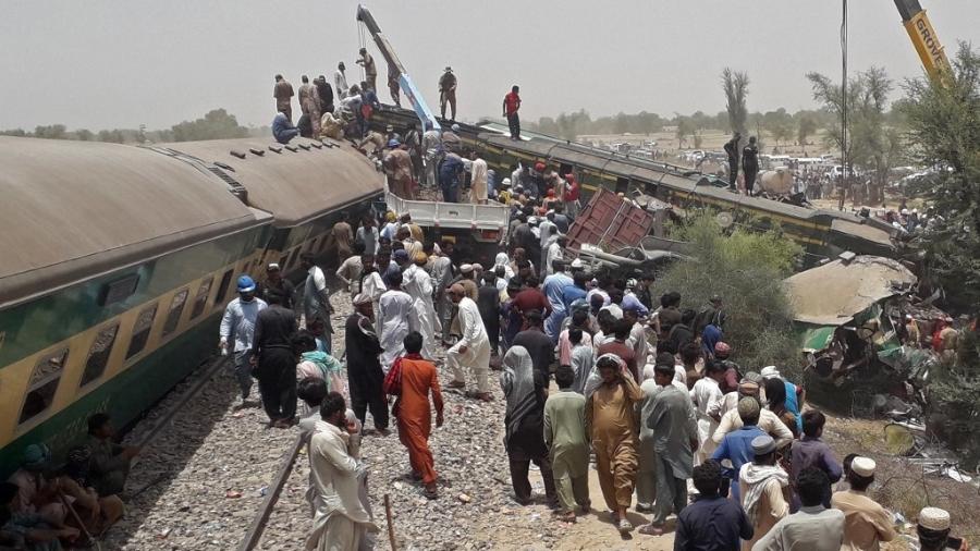 Colisão entre trens em Daharki, no Paquistão, deixou mortos e feridos - Shahid Ali/AFP