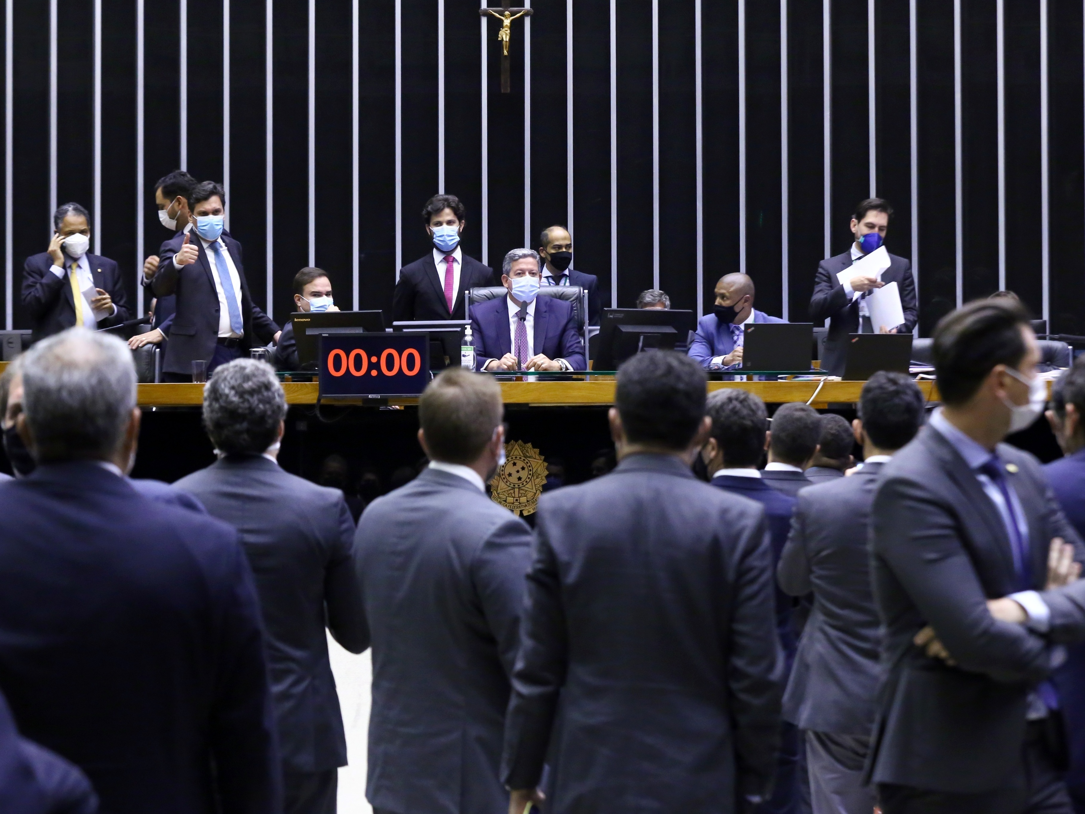 Câmara aprova PEC dos Precatórios, que abre espaço para auxílio de R$ 400