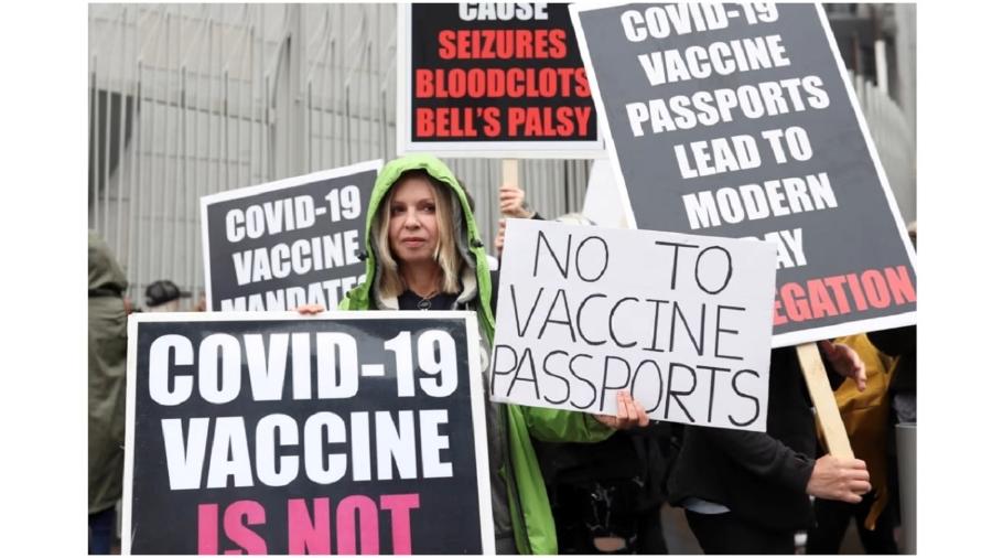Manifestação contra o passaporte da vacina em Londres. Resistência à vacinação no Reino Unido leva a um novo crescimento de casos de Covid-19 no país - Reuters