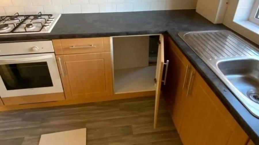 Armário de cozinha escondida um quarto em apartamento no Reino Unido - Reprodução/ Facebook