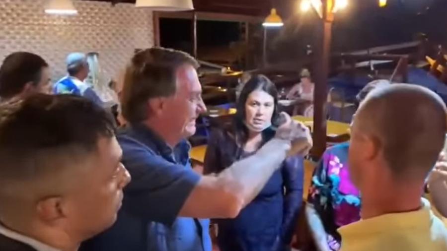 Presidente Jair Bolsonaro (PL) cumprimenta apoiadores em pizzaria em São Francisco do Sul (SC) - Reprodução/Facebook Jair Bolsonaro