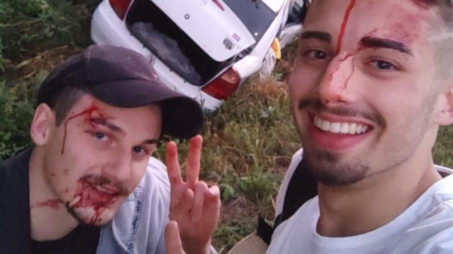 Os estudantes Nickolas e Lucas viralizaram no Twitter após postarem uma selfie logo após sofrerem um acidente de carro - Reprodução/Twitter