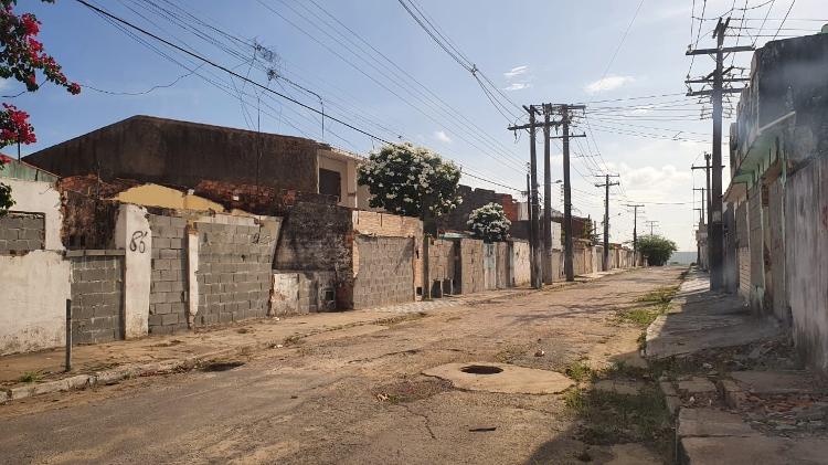 Rua deserta, e casas abandonadas no bairro do Pinheiro, em Maceió