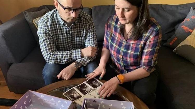 Laura and Lawrence keep a box of memorabilia to remember their son - Playback/BBC - Playback/BBC