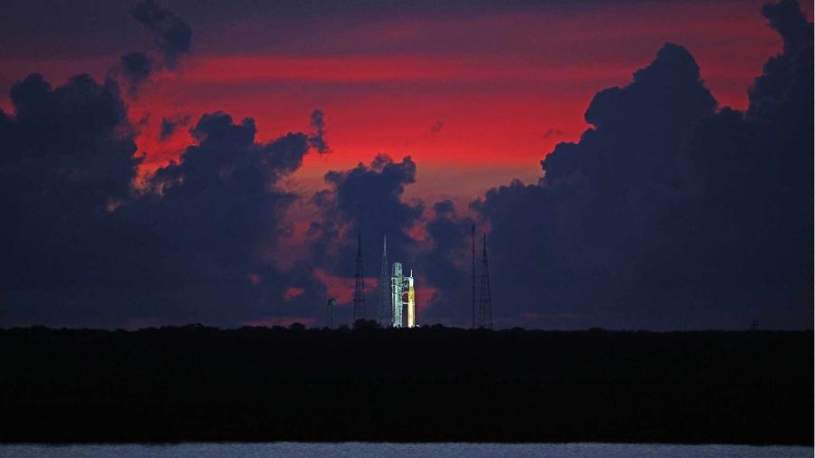 Foguete SLS posicionado na plataforma de lançamento 39B no Centro Espacial Kennedy - AFP