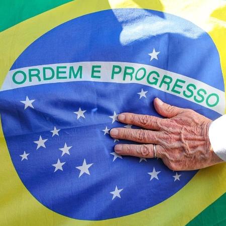 Foto compartilhada por Lula se tornou post mais curtido da história do Twitter no Brasil, ultrapassando Casimiro - Reprodução/Twitter