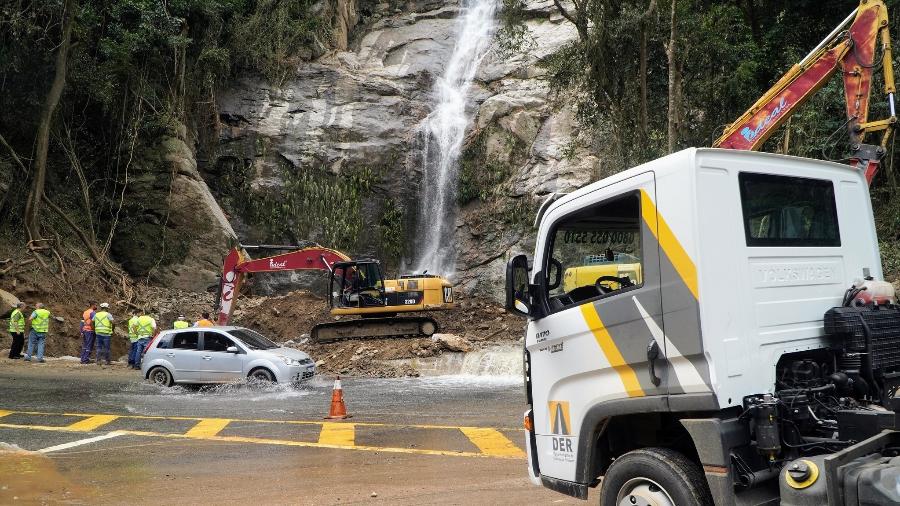 Operários trabalham na desobstrução da rodovia Rio-Santos em São Sebastião - Ségio Barzagui/Divulgação/Gov.SP