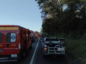 Van atropela 15 ciclistas em rodovia de Minas Gerais