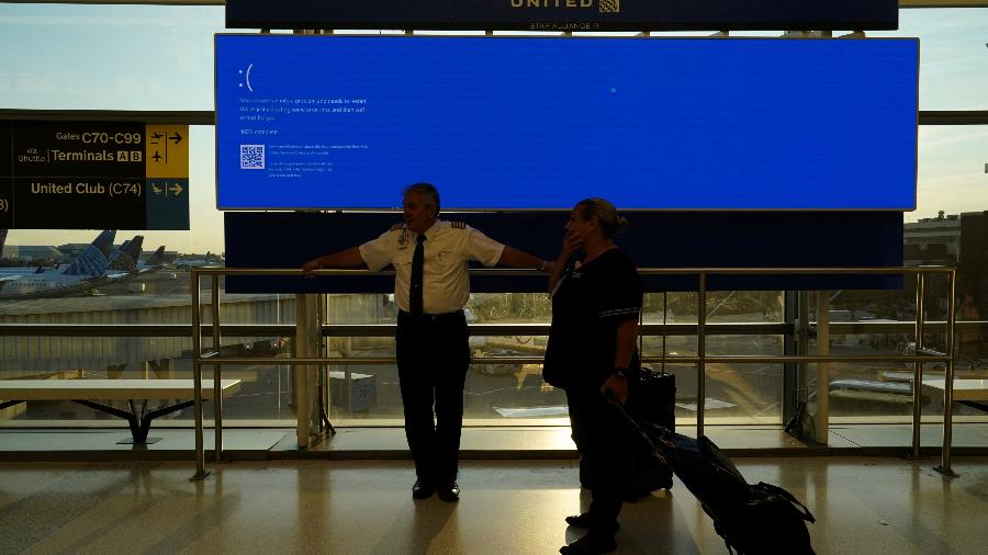 Monitor mostra erro de "Tela azul da morte" da Microsoft no Aeroporto Internacional de Newark, Nova Jersey, EUA, em 19 de julho