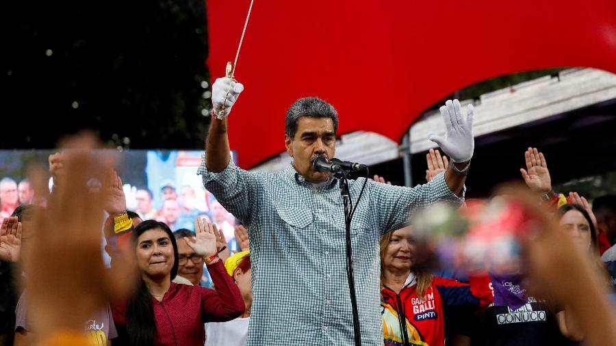 28.ago.24 - Nicolás Maduro segura uma réplica da espada do herói da independência Simón Bolívar durante um comício para comemorar os resultados da eleição presidencial