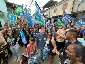 Em clima de baile, Paes encerra campanha em favela da zona oeste do Rio