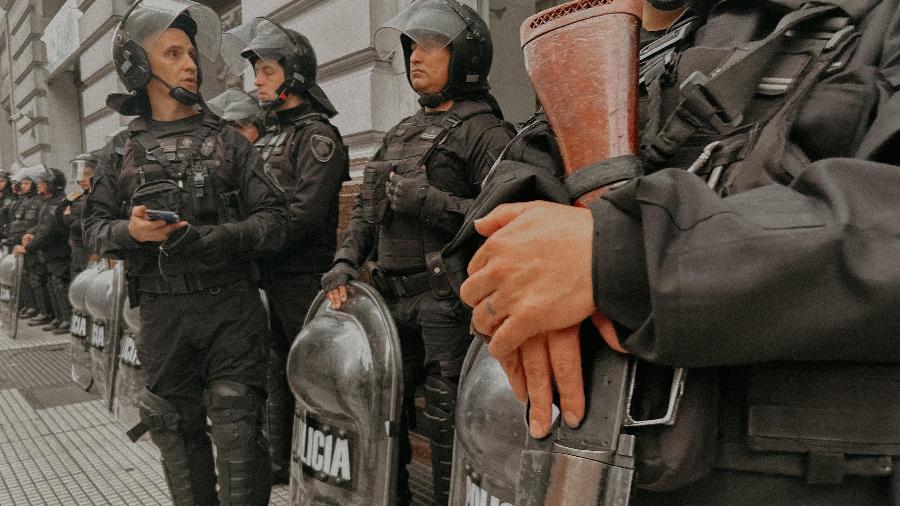 Policiais acompanharam protesto após manutenção de veto que barra lei universitária na Argentina