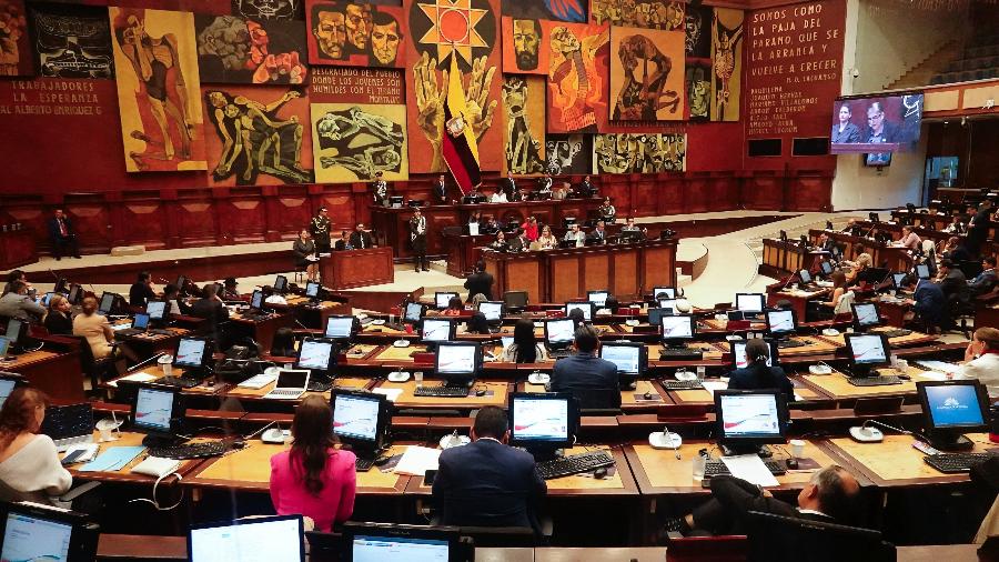 A ministra do Interior do Equador, Mónica Palencia, fala durante processo de impeachment contra ela no plenário da Assembleia Nacional, em Quito