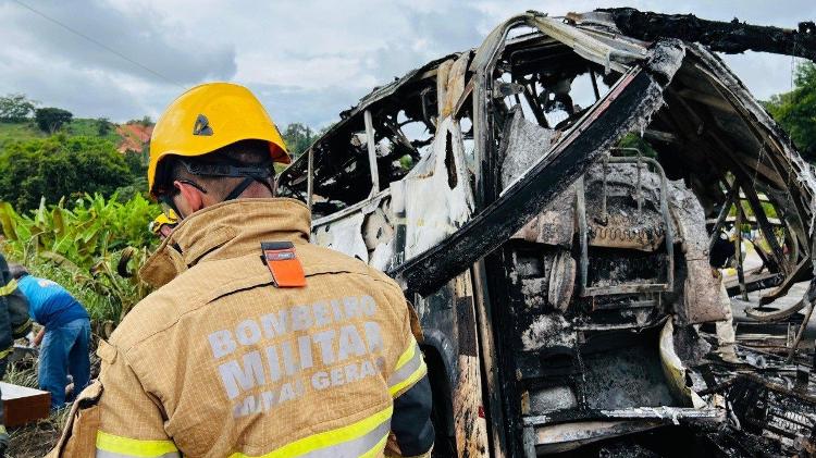 Imagem mostra o ônibus totalmente destruído pelas chamas