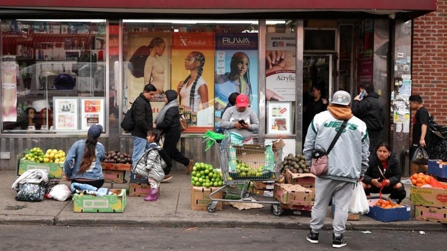 Pequenos negócios em Corona reclamam da queda nas vendas devido às políticas imigratórias de Trump - CHARLY TRIBALLEAU / AFP