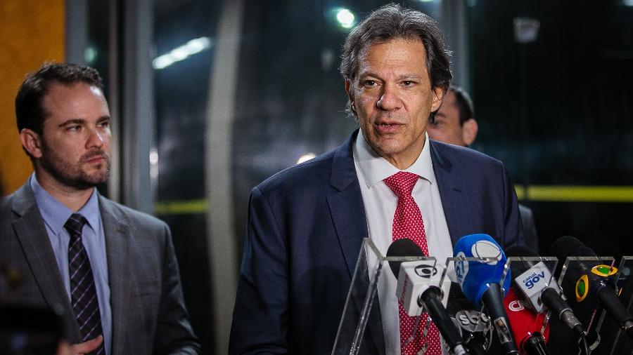 O ministro da Fazenda, Fernando Haddad, fala  imprensa ao lado do secretrio-executivo, Dario Durigan