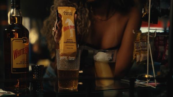  com assinatura da AlmapBBDO, a marca de uísque White Horse lança campanha para celebrar a colab com Coco Leve. A produção da Love Pictures promete ser um manifesto de celebração à cultura de rua e à estética periférica.